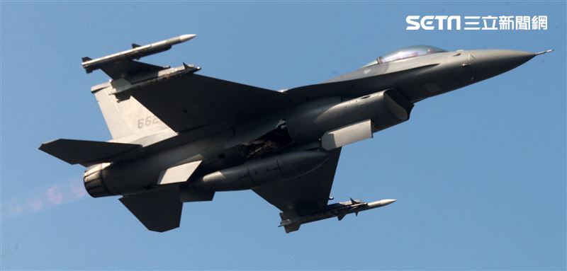 空軍F16V(BLK20)戰機春節加強戰備，全載掛武器裝備緊急起飛捍衛領空安全。（記者邱榮吉/攝影）