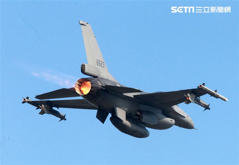 F16V(BLK20)戰機落地後又緊急起飛。（記者邱榮吉/攝影）