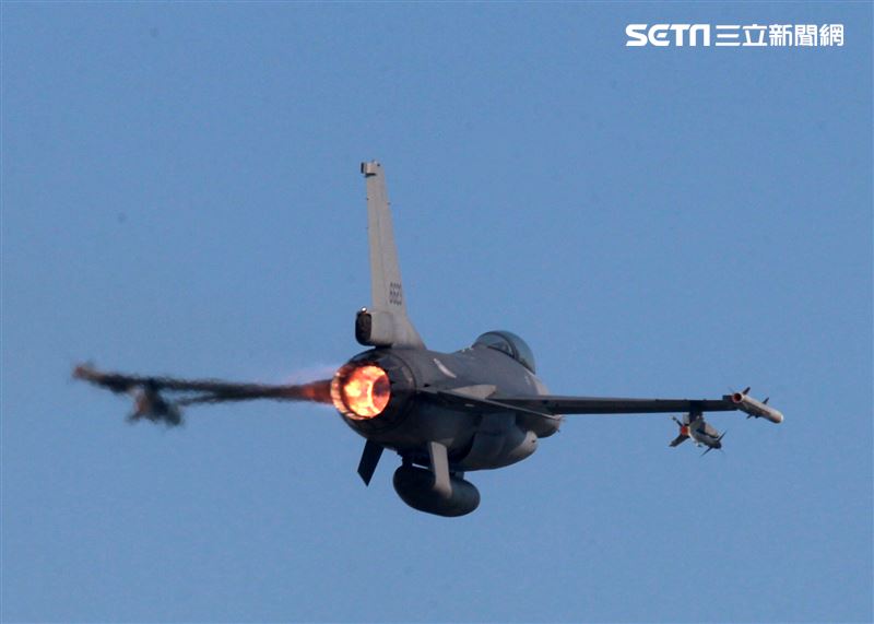 F16V(BLK20)戰機落地後又緊急起飛。（記者邱榮吉/攝影）