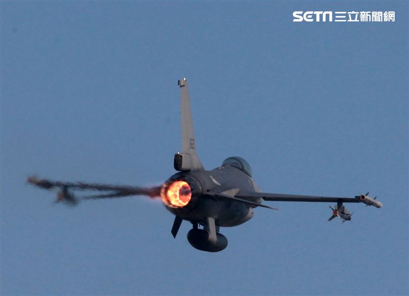 F16V(BLK20)戰機落地後又緊急起飛。（記者邱榮吉/攝影）