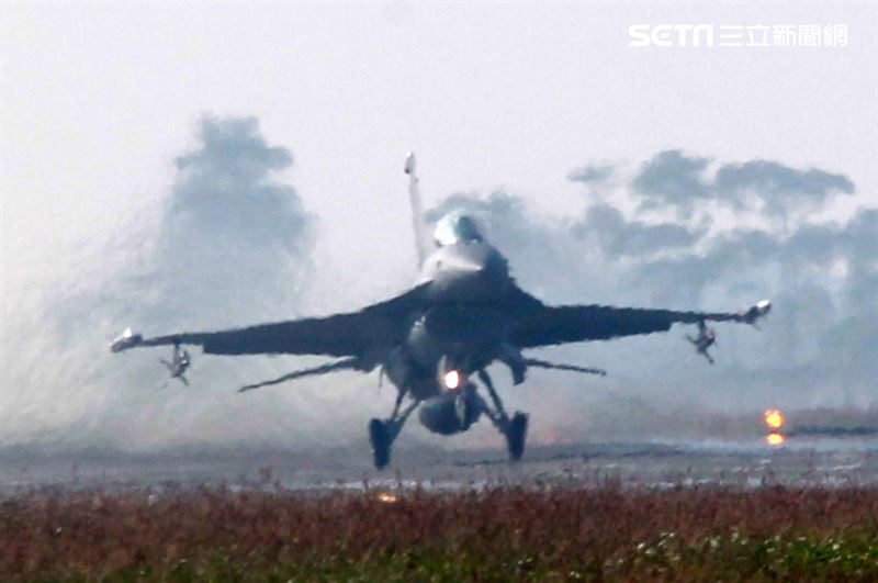 空軍F16V(BLK20)戰機春節加強戰備，全載掛武器裝備緊急起飛捍衛領空安全。（記者邱榮吉/攝影）