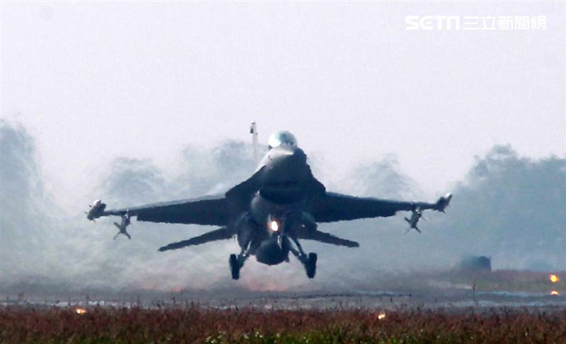 空軍F16V(BLK20)戰機春節加強戰備，全載掛武器裝備緊急起飛捍衛領空安全。（記者邱榮吉/攝影）