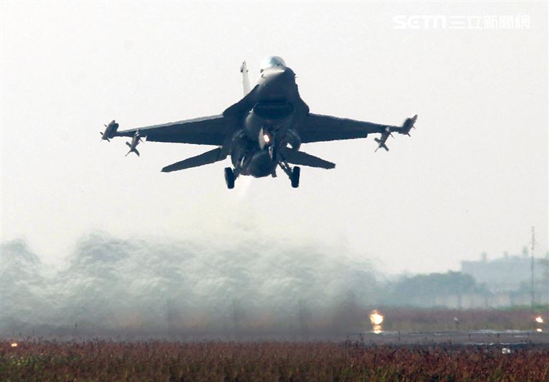 空軍F16V(BLK20)戰機春節加強戰備，全載掛武器裝備緊急起飛捍衛領空安全。（記者邱榮吉/攝影）