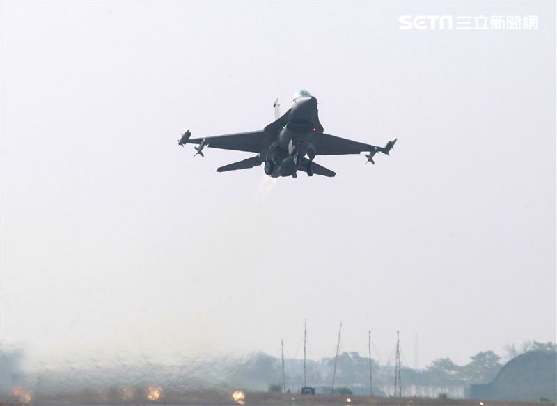 空軍F16V(BLK20)戰機春節加強戰備，全載掛武器裝備緊急起飛捍衛領空安全。（記者邱榮吉/攝影）