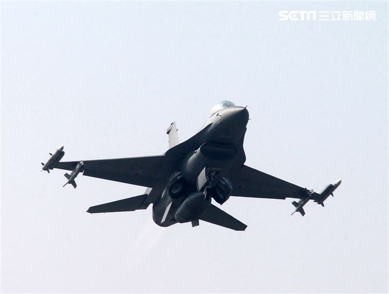 空軍F16V(BLK20)戰機春節加強戰備，全載掛武器裝備緊急起飛捍衛領空安全。（記者邱榮吉/攝影）