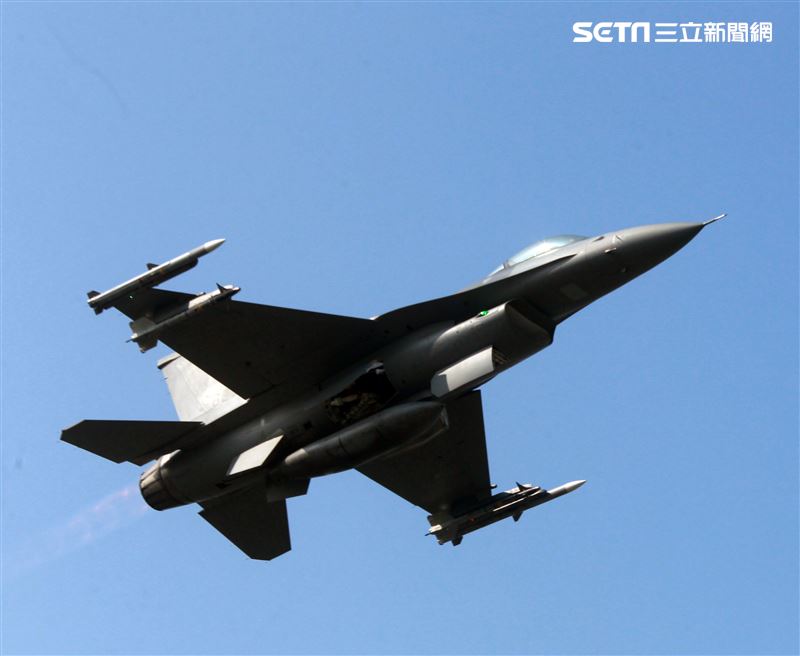 空軍F16V(BLK20)戰機春節加強戰備，全載掛武器裝備緊急起飛捍衛領空安全。（記者邱榮吉/攝影）