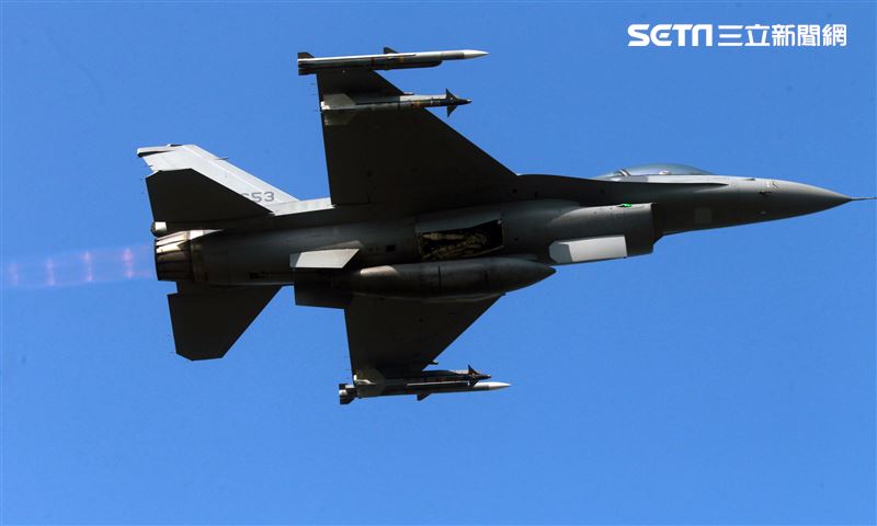 空軍F16V(BLK20)戰機春節加強戰備，全載掛武器裝備緊急起飛捍衛領空安全。（記者邱榮吉/攝影）
