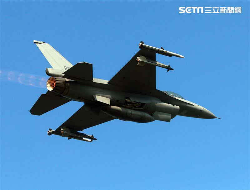 空軍F16V(BLK20)戰機春節加強戰備，全載掛武器裝備緊急起飛捍衛領空安全。（記者邱榮吉/攝影）
