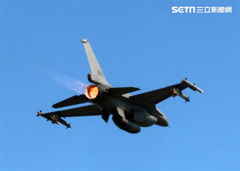 空軍F16V(BLK20)戰機春節加強戰備，全載掛武器裝備緊急起飛捍衛領空安全。（記者邱榮吉/攝影）