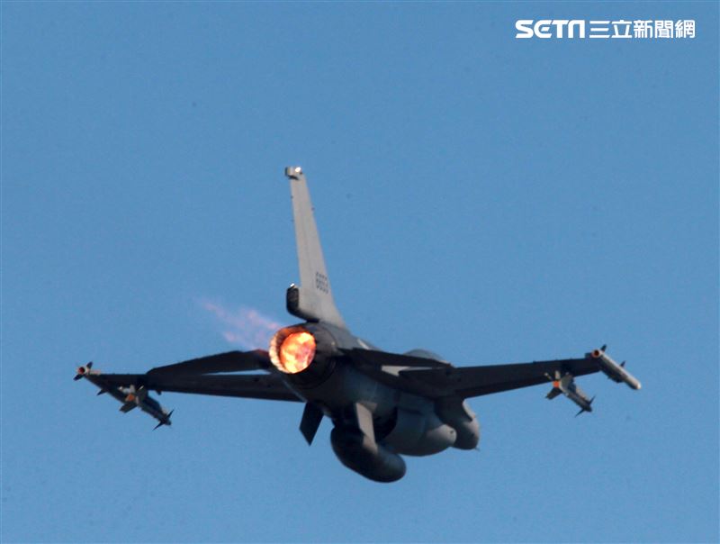 空軍F16V(BLK20)戰機春節加強戰備，全載掛武器裝備緊急起飛捍衛領空安全。（記者邱榮吉/攝影）