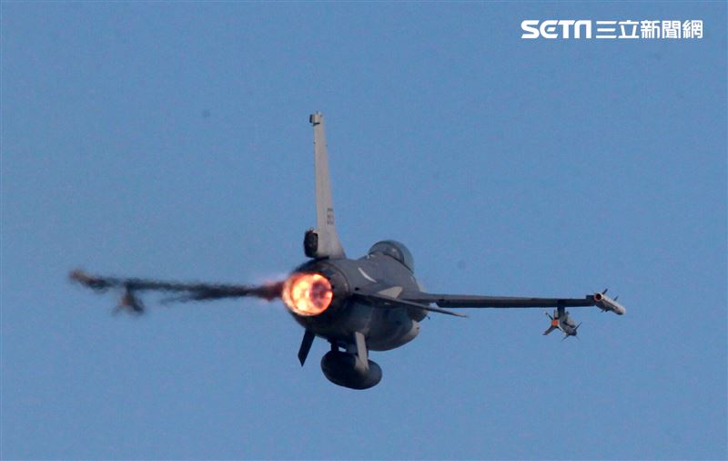 空軍F16V(BLK20)戰機春節加強戰備，全載掛武器裝備緊急起飛捍衛領空安全。（記者邱榮吉/攝影）