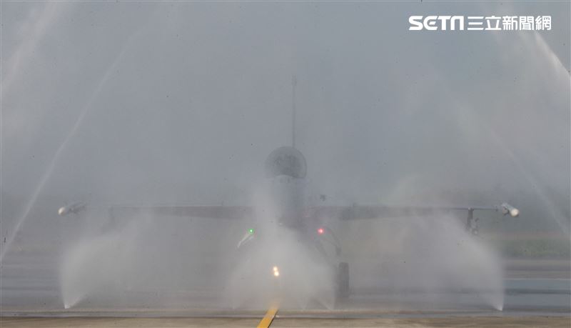 空軍首座戰機自動清洗站，節省人力縮短工時。（記者邱榮吉/攝影）