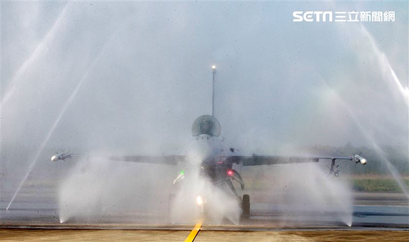 空軍首座戰機自動清洗站，節省人力縮短工時。（記者邱榮吉/攝影）
