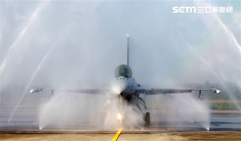 空軍首座戰機自動清洗站，節省人力縮短工時。（記者邱榮吉/攝影）