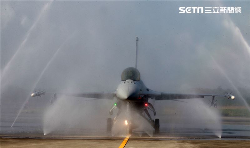 空軍首座戰機自動清洗站，節省人力縮短工時。（記者邱榮吉/攝影）