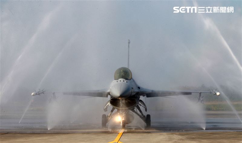 空軍首座戰機自動清洗站，節省人力縮短工時。（記者邱榮吉/攝影）