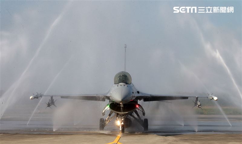 空軍首座戰機自動清洗站，節省人力縮短工時。（記者邱榮吉/攝影）