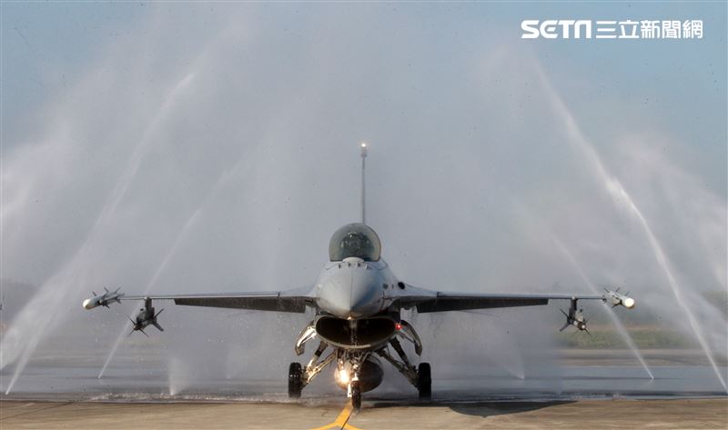 空軍首座戰機自動清洗站，節省人力縮短工時。（記者邱榮吉/攝影）