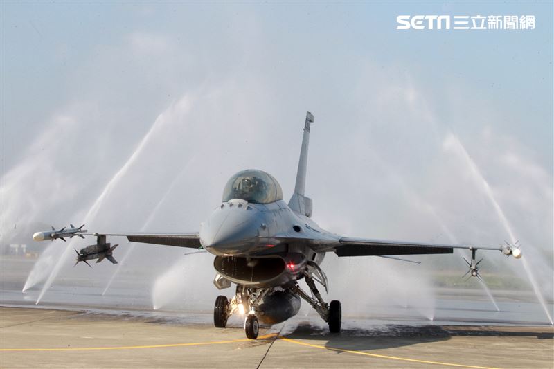 空軍首座戰機自動清洗站，節省人力縮短工時。（記者邱榮吉/攝影）