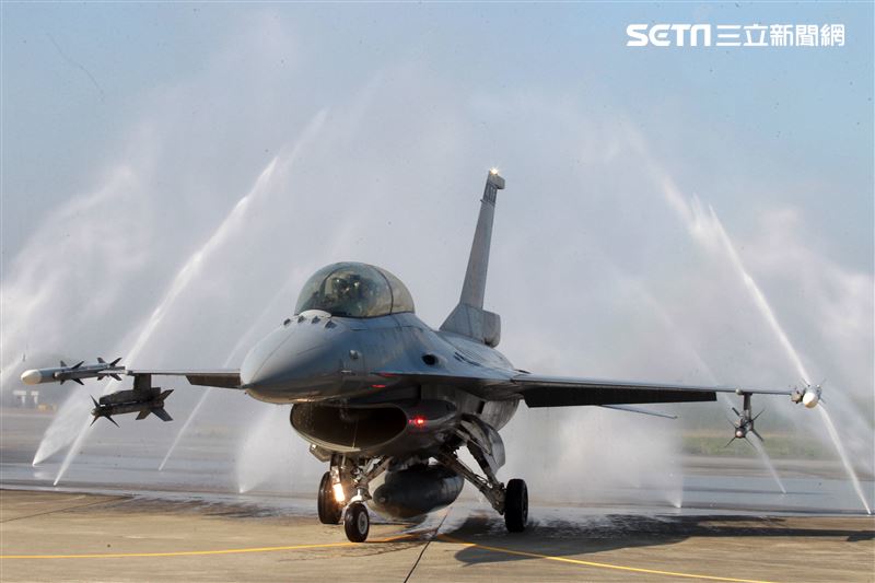空軍首座戰機自動清洗站，節省人力縮短工時。（記者邱榮吉/攝影）