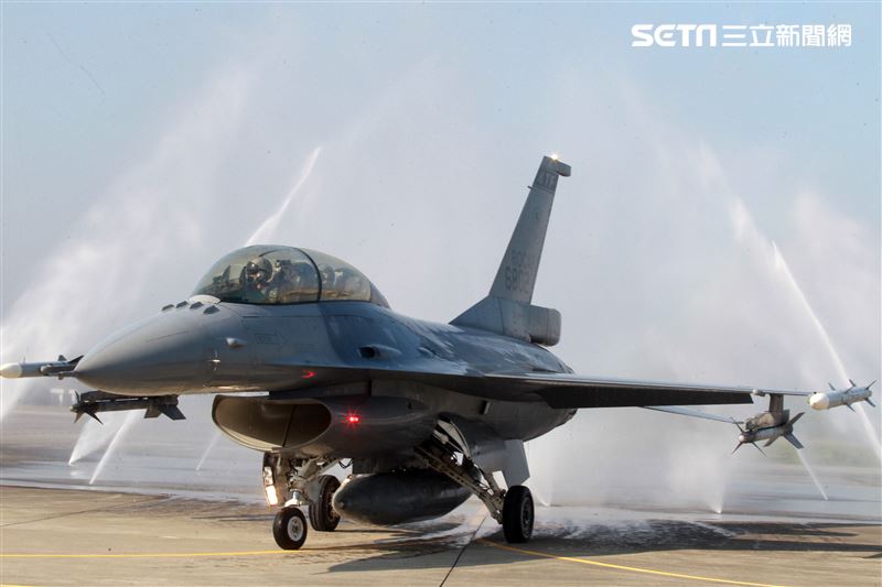 空軍首座戰機自動清洗站，節省人力縮短工時。（記者邱榮吉/攝影）