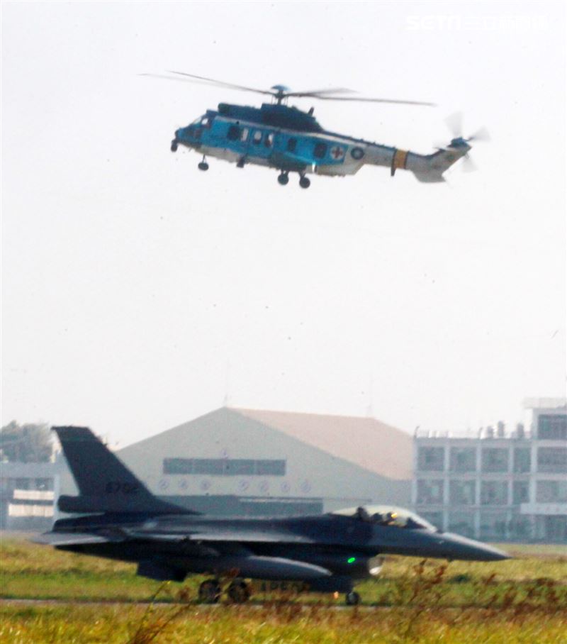 空軍F16V(BLK20)戰機春節加強戰備，全載掛武器裝備緊急起飛捍衛領空安全。（記者邱榮吉/攝影）