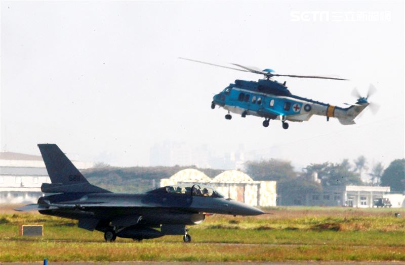 空軍F16V(BLK20)戰機春節加強戰備，全載掛武器裝備緊急起飛捍衛領空安全。（記者邱榮吉/攝影）