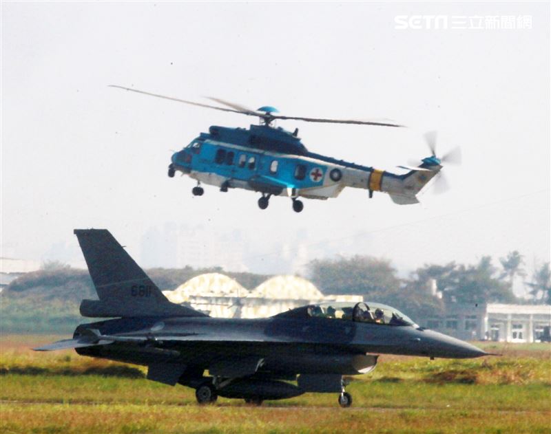 空軍F16V(BLK20)戰機春節加強戰備，全載掛武器裝備緊急起飛捍衛領空安全。（記者邱榮吉/攝影）