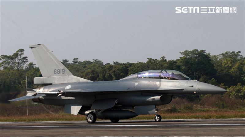 空軍F16V(BLK20)戰機春節加強戰備，全載掛武器裝備緊急起飛捍衛領空安全。（記者邱榮吉/攝影）