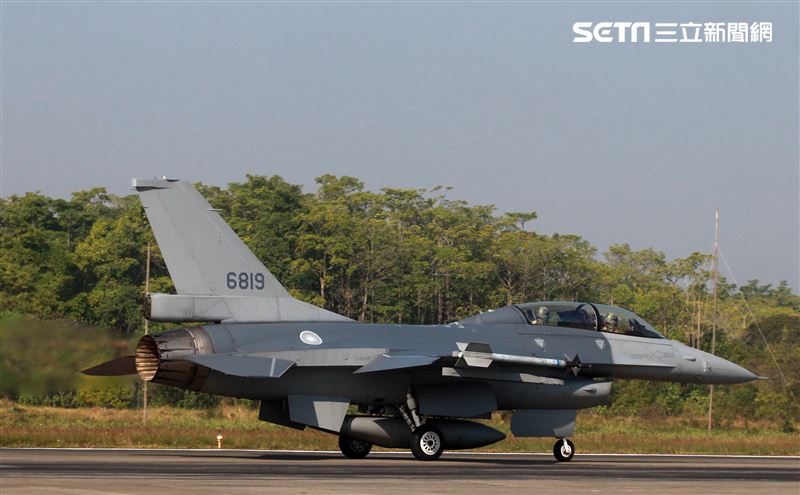 空軍F16V(BLK20)戰機春節加強戰備，全載掛武器裝備緊急起飛捍衛領空安全。（記者邱榮吉/攝影）