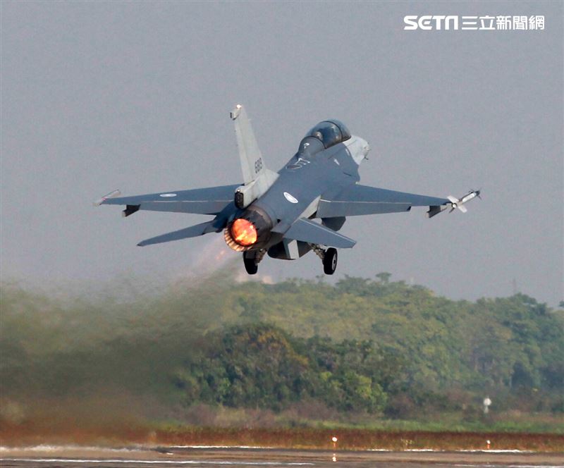 F16V(BLK20)戰機落地後又緊急起飛。（記者邱榮吉/攝影）