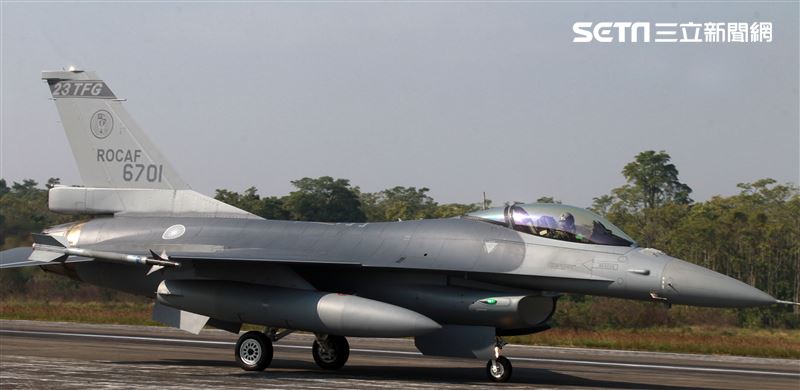 F16V(BLK20)戰機落地後又緊急起飛。（記者邱榮吉/攝影）