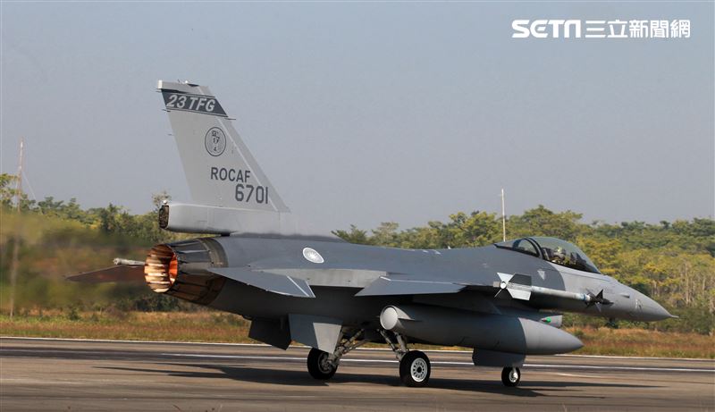 F16V(BLK20)戰機落地後又緊急起飛。（記者邱榮吉/攝影）