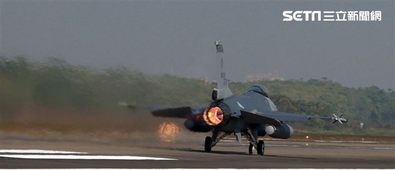 F16V(BLK20)戰機落地後又緊急起飛。（記者邱榮吉/攝影）