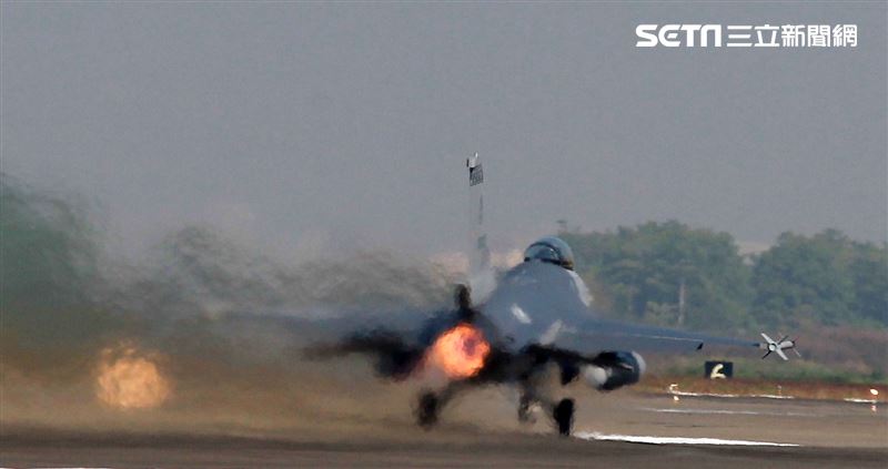 F16V(BLK20)戰機落地後又緊急起飛。（記者邱榮吉/攝影）