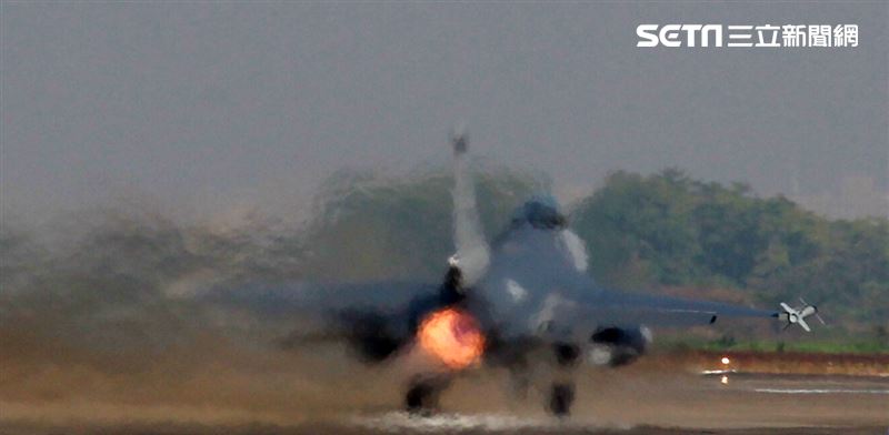 F16V(BLK20)戰機落地後又緊急起飛。（記者邱榮吉/攝影）
