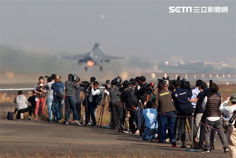 F16V(BLK20)戰機落地後又緊急起飛。（記者邱榮吉/攝影）