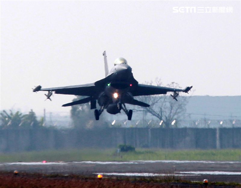空軍F16V(BLK20)戰機春節加強戰備，全載掛武器裝備緊急起飛捍衛領空安全。（記者邱榮吉/攝影）