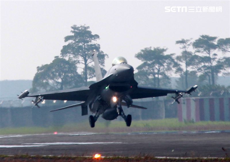 空軍F16V(BLK20)戰機春節加強戰備，全載掛武器裝備緊急起飛捍衛領空安全。（記者邱榮吉/攝影）