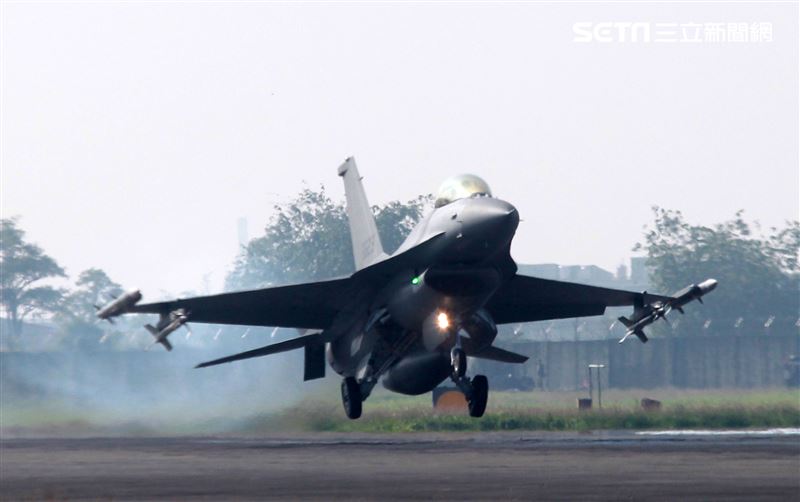 空軍F16V(BLK20)戰機春節加強戰備，全載掛武器裝備緊急起飛捍衛領空安全。（記者邱榮吉/攝影）