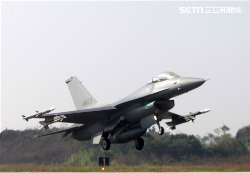空軍F16V(BLK20)戰機春節加強戰備，全載掛武器裝備緊急起飛捍衛領空安全。（記者邱榮吉/攝影）