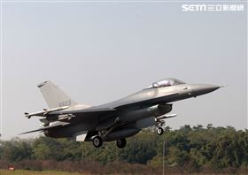 空軍F16V(BLK20)戰機春節加強戰備，全載掛武器裝備緊急起飛捍衛領空安全。（記者邱榮吉/攝影）