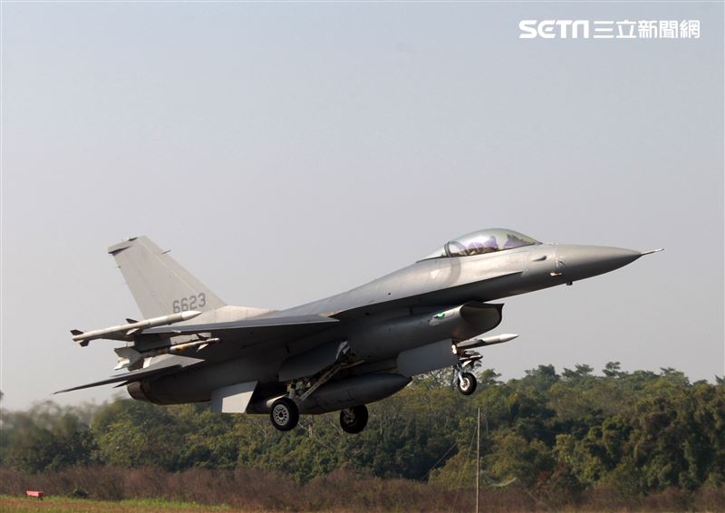 空軍F16V(BLK20)戰機春節加強戰備，全載掛武器裝備緊急起飛捍衛領空安全。（記者邱榮吉/攝影）