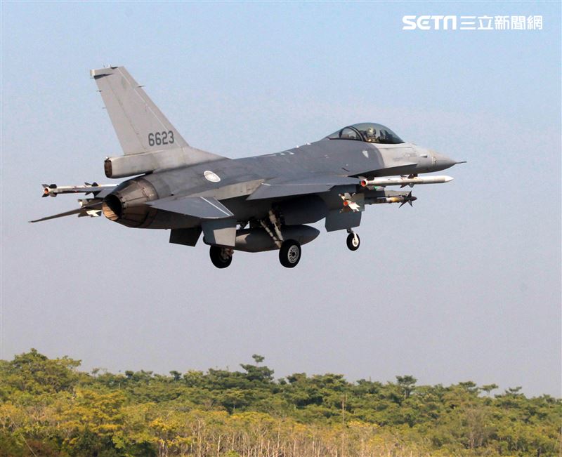 空軍F16V(BLK20)戰機春節加強戰備，全載掛武器裝備緊急起飛捍衛領空安全。（記者邱榮吉/攝影）