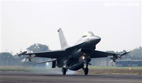 F16V(BLK20)戰機落地後又緊即起飛。（記者邱榮吉/攝影）