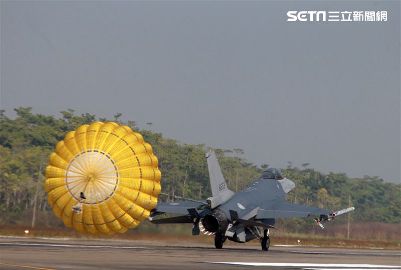 F16V(BLK20)戰機落地後打開阻力傘。（記者邱榮吉/攝影）