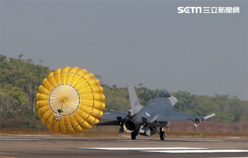 F16V(BLK20)戰機落地後打開阻力傘。（記者邱榮吉/攝影）