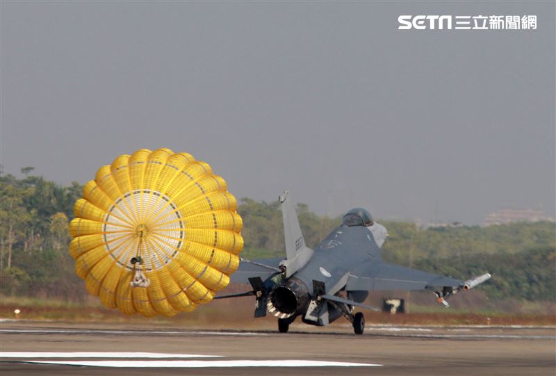 F16V(BLK20)戰機落地後打開阻力傘。（記者邱榮吉/攝影）