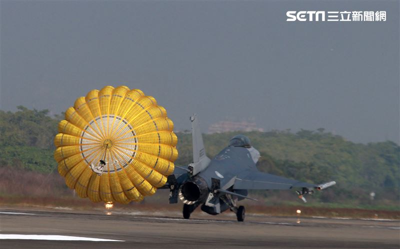 F16V(BLK20)戰機落地後打開阻力傘。（記者邱榮吉/攝影）