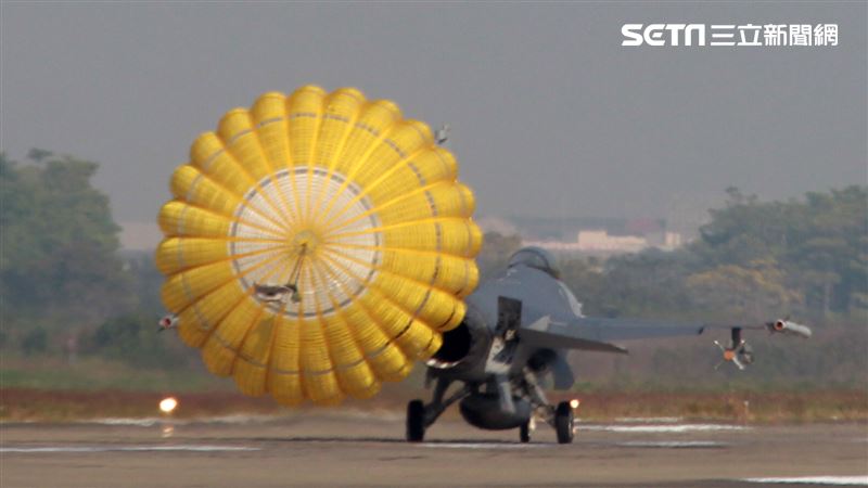 F16V(BLK20)戰機落地後打開阻力傘。（記者邱榮吉/攝影）